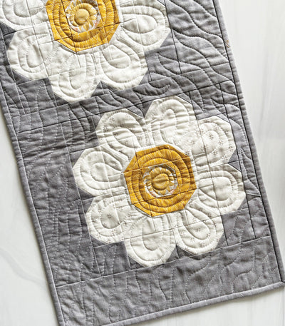 Bloomberg Table Runner Kit - White Daisy